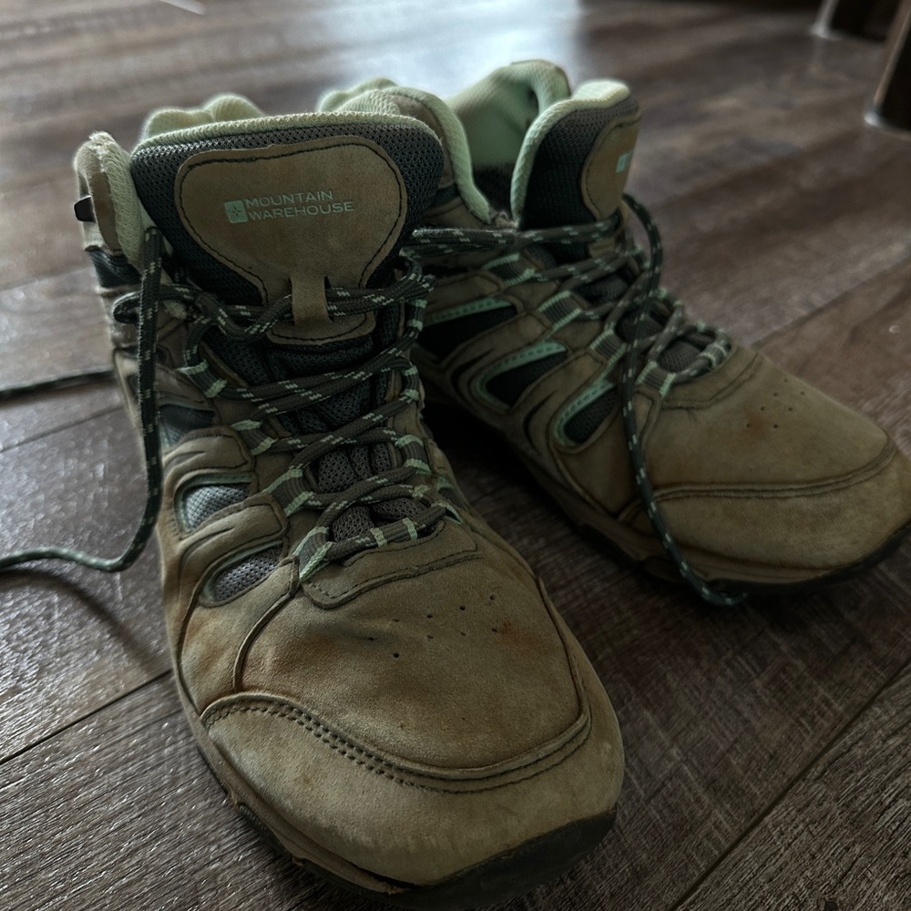 Ladies mountain warehouse hiking boots size 9
